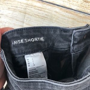 American Eagle Outfitters Shorts - Black American Eagle hi-rise shortie sz 6 // U26 American Eagle Outfitters Shorts - Black American Eagle hi-rise shortie sz 6 // U26